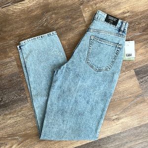 Divided 90’s straight jeans. High waist.